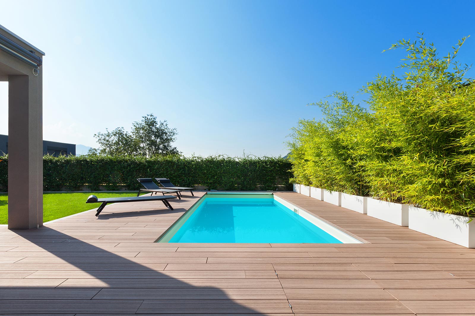 modern-house-backyard-swimming-pool-west-vancouver-island.